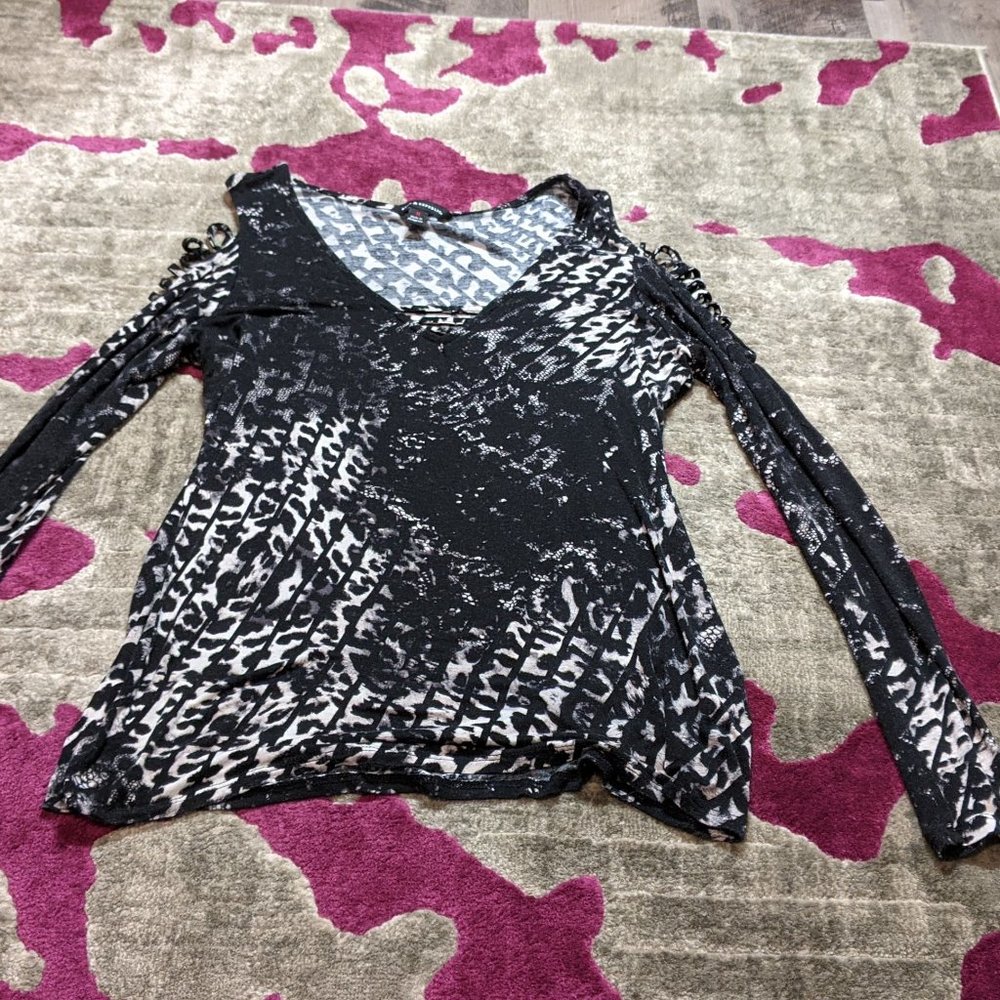 Rock & Republic Cold Shoulder Long Sleeve Medium